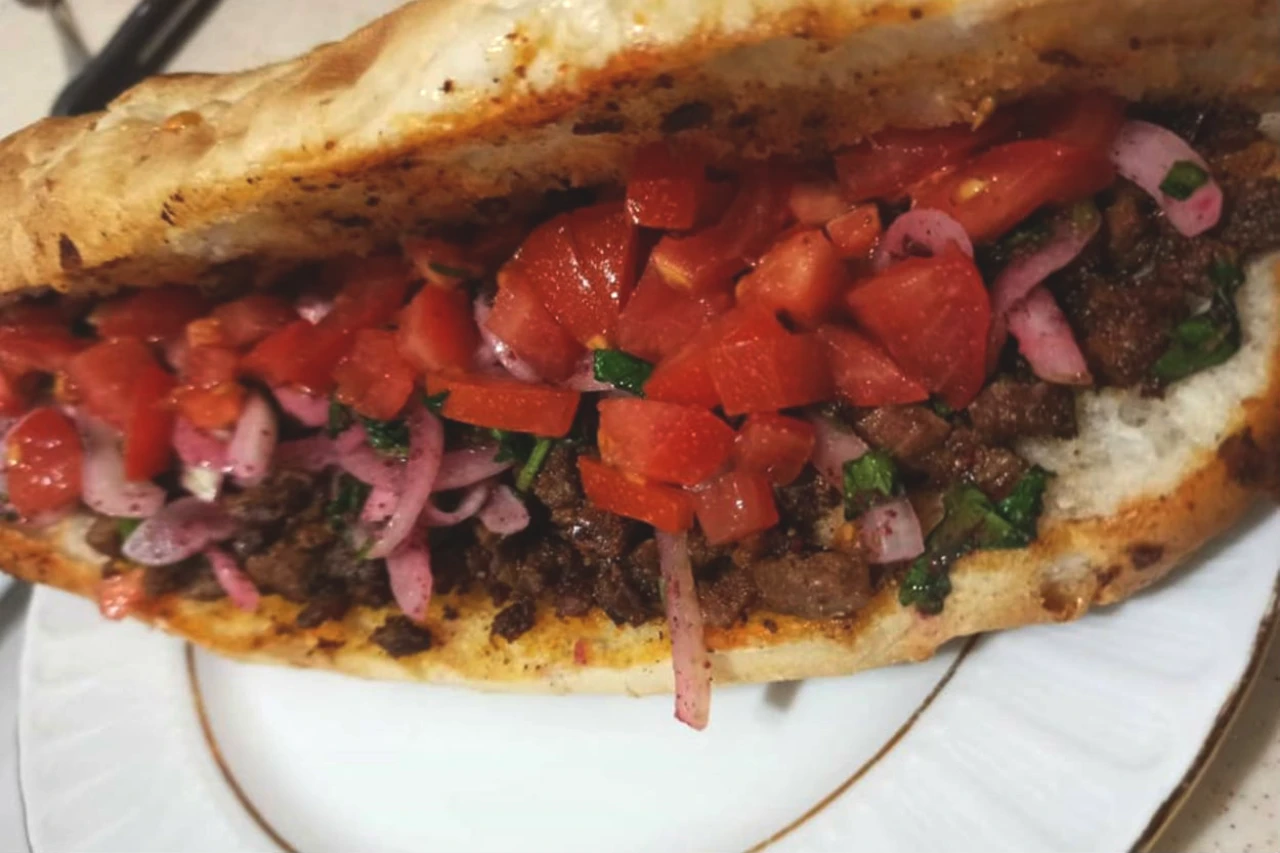 Evde Mersin Usulü Tantuni! Lezzetin Sırrı Haşlanan Ette ve Yağlı Lavaşta