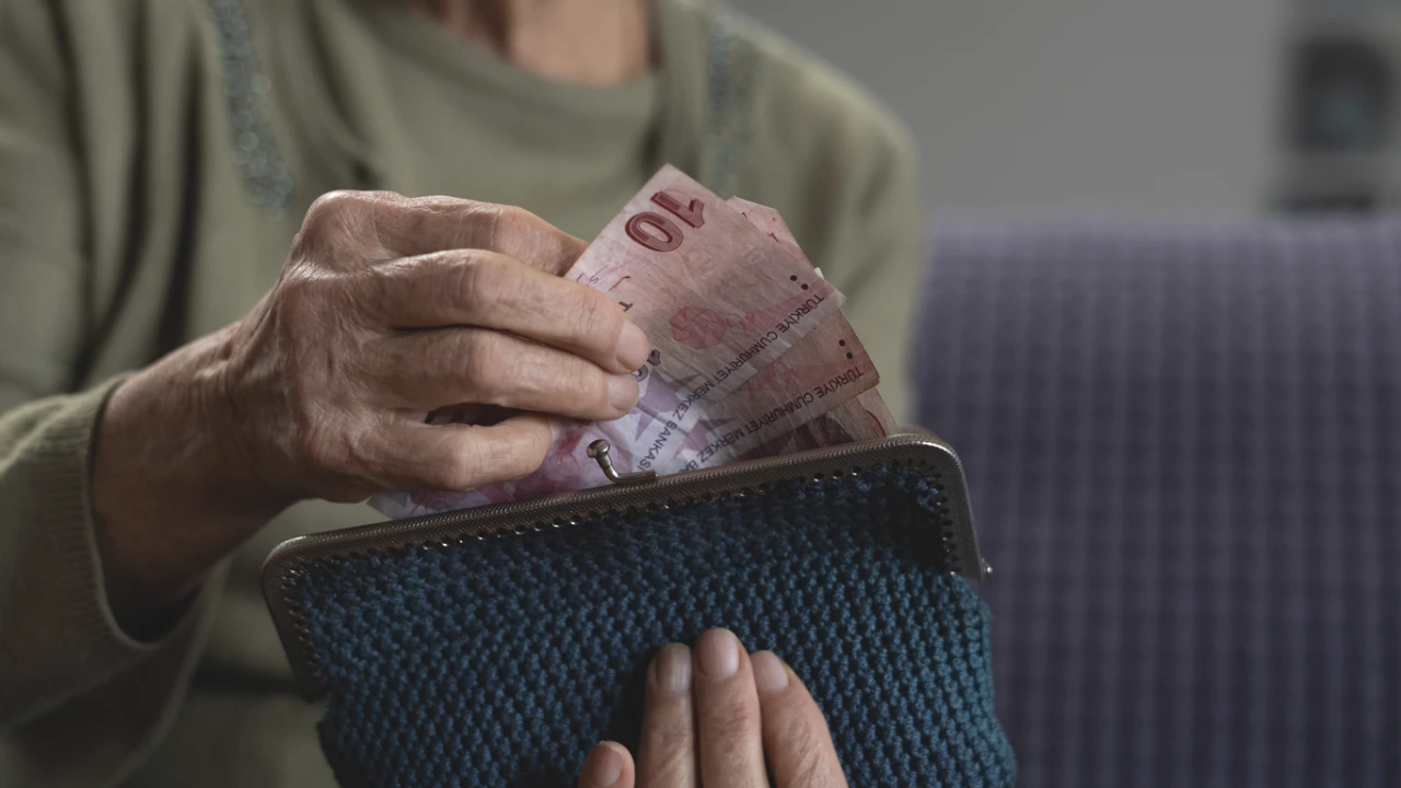 e-Devlet'te Gördüğü Emekli Maaşı Hesaba Yatmadı! Farkın 4 Nedeni Var